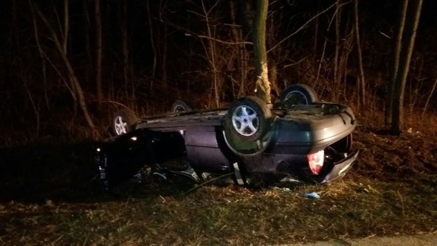 Szaniec, powiat buski. Śmiertelny wypadek, auto uderzyło w drzewo. Nie żyje 45-latek