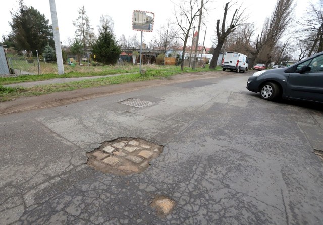 Zima nie jest wyjątkowo śnieżna i mroźna, ale dla dróg bitumicznych dużo bardziej szkodliwa jest pojawiająca się co dwa dni odwilż.