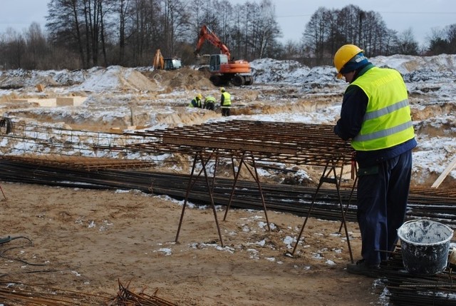 Szkoła na osiedlu Toruńskim zaczyna wychodzić z ziemi