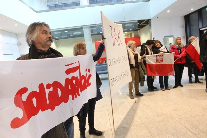 Pracownicy szpitali protestowali przed sesją sejmiku