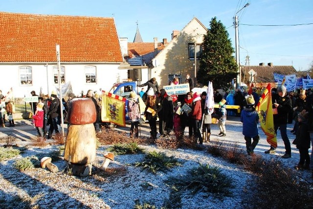 Orszak Trzech Króli w Lęborku Hasłem tegorocznego Orszaku jest zawołanie franciszkańskie „Pokój i Dobro”.Orszak przejdzie z Lubowidza, przez Mosty do Lęborka na Plac Pokoju. Początek na Mszy Świętej o godz. 10.00 w Lubowidzu. Ok. godz. 11.00 nastąpi wymarsz Orszaku w kierunku Mostów. Powitanie Trzech Króli na Placu Pokoju około godziny 13.00.