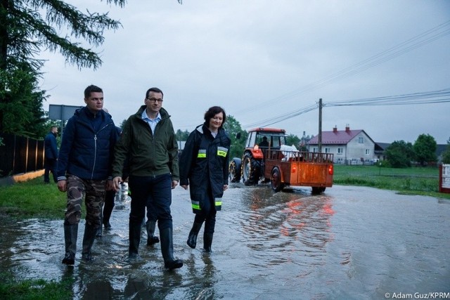 Wczoraj premier Mateusz Morawiecki wziął udział w odprawie z służbami w miejscowości Suchy Grunt (gm. Szczucin) oraz spotkał się z mieszkańcami