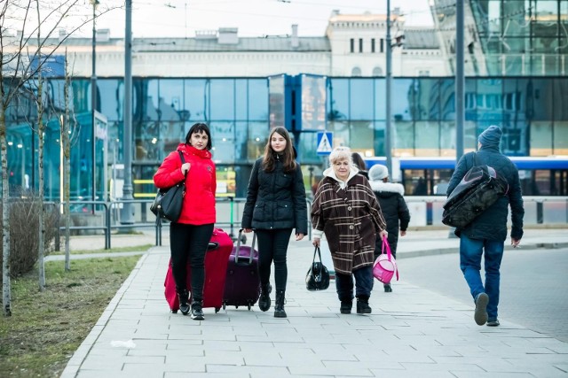 Obywatelki Ukrainy pani Snieżana (z lewej) z 13-letnią córką Walerią i krewną panią Ludmiłą przyjechały pociągiem do Bydgoszczy. - W Kijowie, gdzie mieszkamy, nie czułyśmy się już bezpiecznie - mówią.