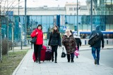 Uchodźcy z Ukrainy dotarli do Bydgoszczy pociągiem z Przemyśla. - W Kijowie dzieją się straszne rzeczy - alarmują 