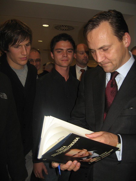 Minister Radosław Sikorski spotkał się też na chwilę ze studentami Viadriny, którzy poprosili go m.in. o autograf w jego książce