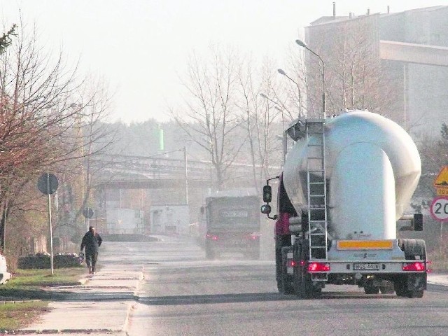 Ciężarówki wyjeżdżające z Trzuskawicy nie są już myte i przenoszą pył, który jest bardzo uciążliwy dla okolicznych mieszkańców.