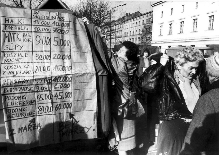 Rok 1990, targowisko na placu Wolności