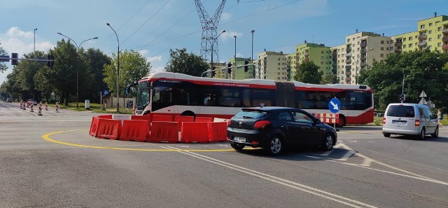 Na skrzyżowaniu ul. Piłsudskiego i Tysiąclecia powstało tymczasowe rondo, wyłączona została sygnalizacja świetlna Zobacz kolejne zdjęcia/plansze. Przesuwaj zdjęcia w prawo - naciśnij strzałkę lub przycisk NASTĘPNE