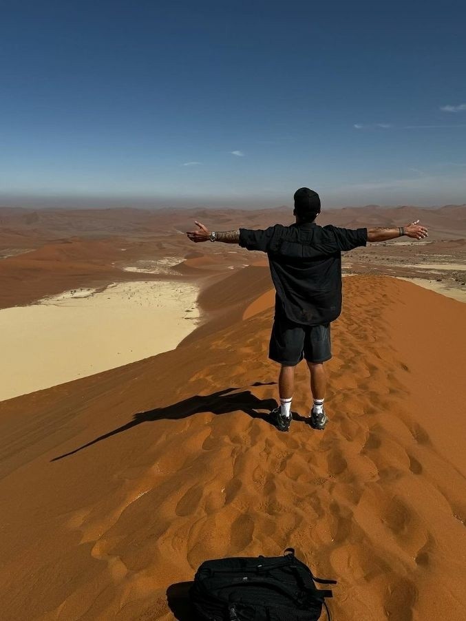 Michał Piróg ładuje baterie na pustyni Namib w Afryce. Co za widoki!
