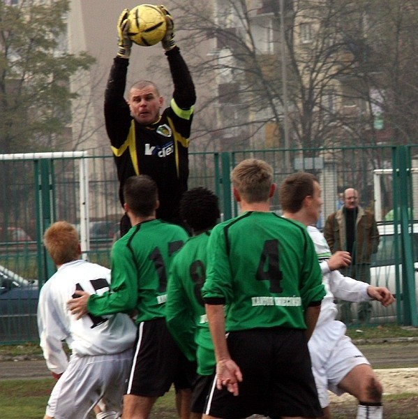 W meczu z Wartą bramkarz "Stalówki”, Tomasz Wietecha (z...