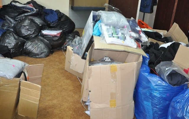 Policjanci mówią, że w sklepie znaleźli ponad tysiąc sztuk podrabianych ubrań.