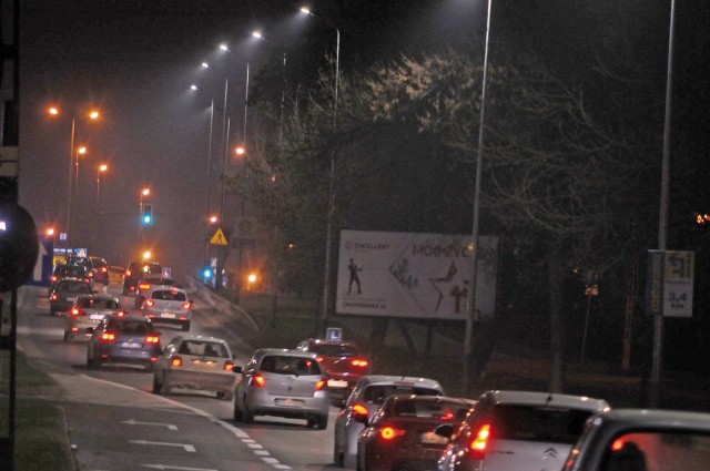 Kierowcy wciąż skarżą się, że po zamontowaniu LED-ów na ulicach jest ciemno