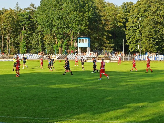 JKS Jarosław (czarno-niebieskie stroje) pokonał KS Wiązownica w meczy sparingowym.