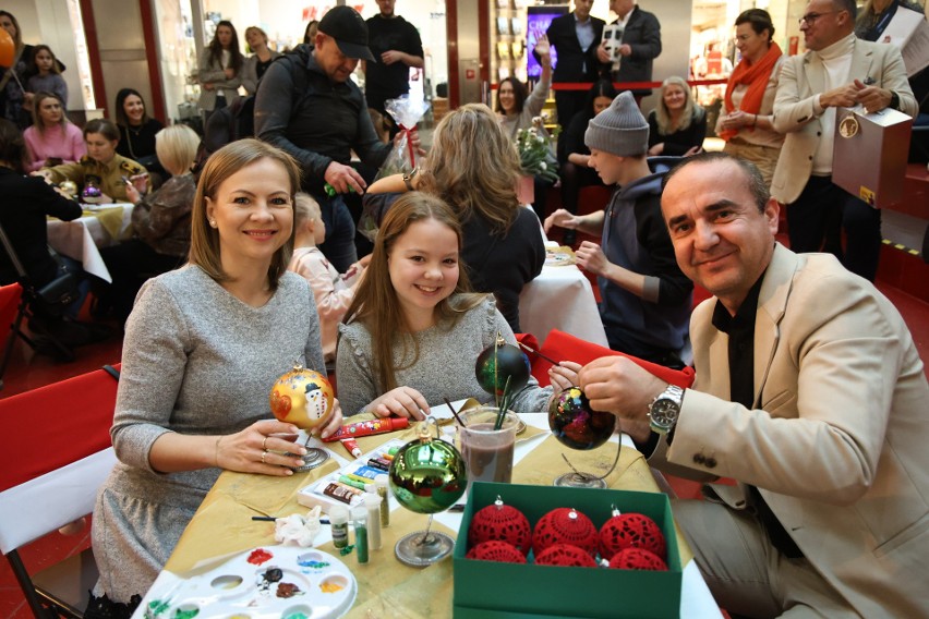 kielecki radny Piotr Kisiel razem z córką Mają i żoną...