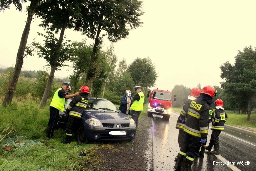 Dachowanie na krajowej "6" pod Koszalinem [zdjęcia]