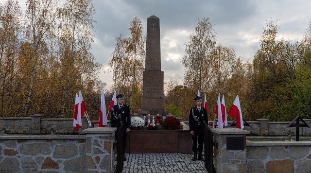 Uroczystości Święta Niepodległości przed pomnikiem w Górach Pęchowskich w gminie Klimontów