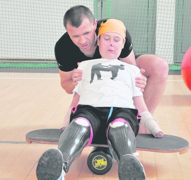 Aneta Zatwarnicka pod okiem trenera Dariusza Oszmałka z Poznania ćwiczy równowagę balans i siłę mięśni.