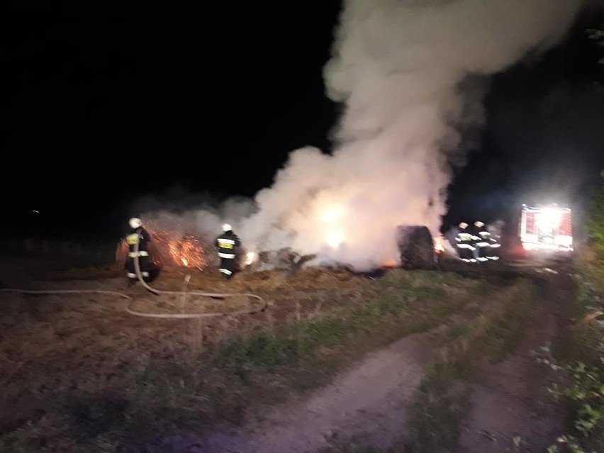 Gmina Wierzbica. Paliły się bele słomy, przez dwie godziny strażacy gasili pożar