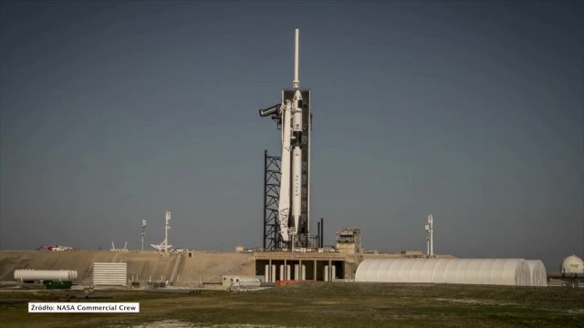 Rakieta firmy SpaceX – Falcon 9. Rakieta została już ustawiona na wyrzutni w Centrum Kosmicznym im. Kennedy'ego na Florydzie