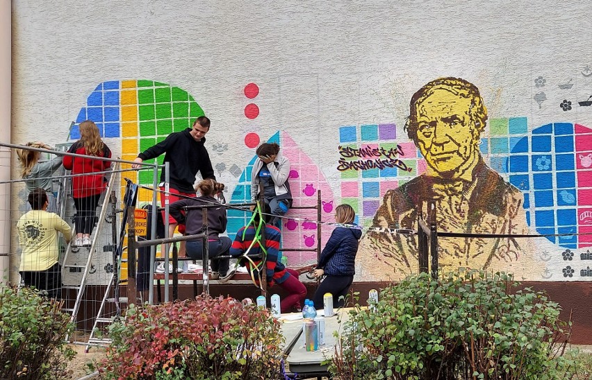 Bajkopisarz Stanisław Jachowicz ma swój mural w Tarnobrzegu. To dzieło performera i młodzieży [ZDJĘCIA]