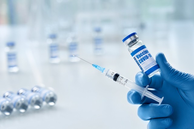 Zmodernizowane szczepionki firmy Pfizer i Moderna to szczepionki biwalentne, które są celowane w podstawową wersję koronawirusa oraz wariant Omikron.