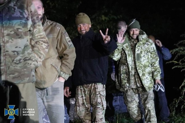 Wymiana jeńców z Rosją. Wśród ukraińskich wojskowych, których udało się wymienić na 55 żołnierzy rosyjskich i prorosyjskiego polityka, a zarazem kuma prezydenta Władimira Putina, Wiktora Medwedczuka, znaleźli się obrońcy Mariupola