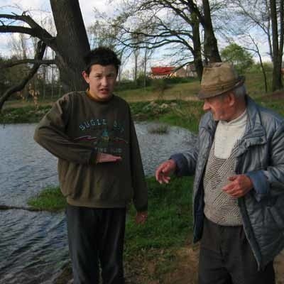 - Woda w stawie sięgała mi dotąd &#8211; pokazuje Dawid Kozina. Obok dziadek Klaudii Stanisław Augustyn.