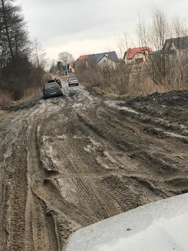 Droga w Olmontach po obiecanych przez gminę naprawach