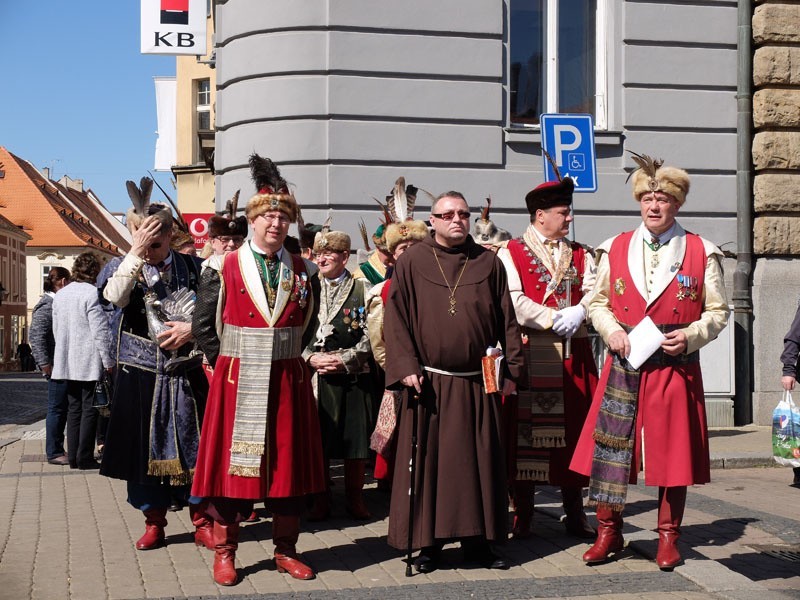 Żatec. Plenum EGS. Trzech braci kurkowych z okręgu krakowskiego przyjęto do Rycerstwa św. Sebastiana