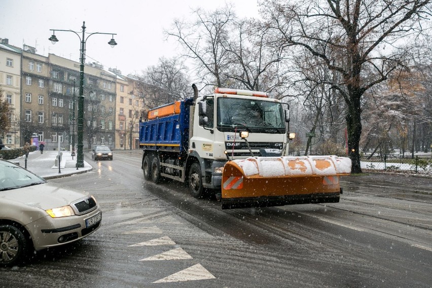 Zima nieśmiało zaatakowała krakowskie ulice. Niebezpiecznie na mostach i stromych, krętych drogach