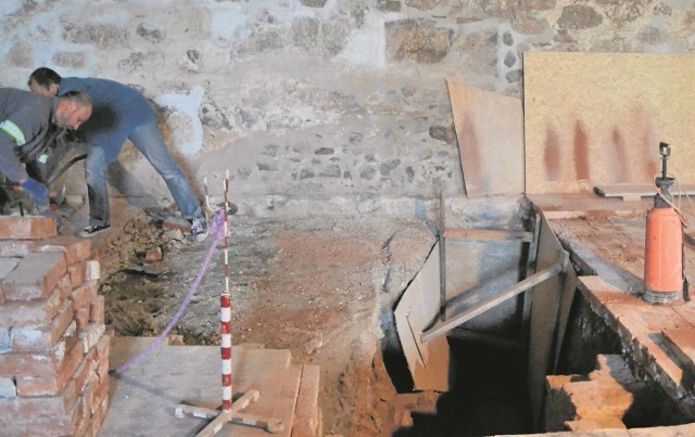 Odkryta krypta w kaplicy św. Anny, w której podczas prac remontowych znaleziono dwa szkielety