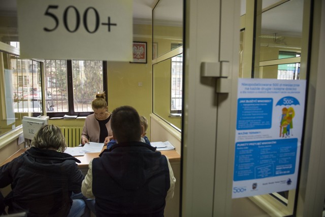 W Toruniu złożono ponad 11 tysięcy wniosków na wypłaty z programu "Rodzina 500 plus"