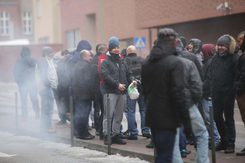 Zamieszki przed KHW w Katowicach: protestują związkowcy...