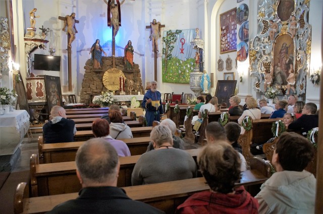 Fundacja Kalwaria Pakoska, wspólnie z pakoskim franciszkanami, zaprosiła mieszkańców regionu do udziału w Europejskiej Nocy Muzeów. W tym roku zorganizowano ją na Wzgórzu Kalwaryjskim. Zwiedzający mieli okazje obejrzeć znajdujące się tam kaplice oraz Kościół Ukrzyżowania. Zaprezentowano m. in. zabytkowe naczynia liturgiczne i ornaty, wota dziękczynne, a także odrestaurowane obrazy. Była okazja dowiedzieć się wielu ciekawostek na temat Kalwarii i samej Pakości. W przepięknych kalwaryjskich plenerach, przy zachodzącym słońcu, serwowano kawę po franciszkańsku z miodem i czymś jeszcze oraz słodkie wypieki.