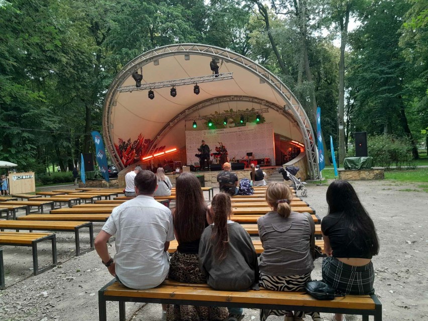 Duet Ptaszkowie Śpiewali zagrali niezwykle skoczny koncert w radomskim parku Kościuszki