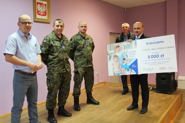 Przekazanie czeku na 5 tysięcy złotych dla suchedniowskich Strzelców.