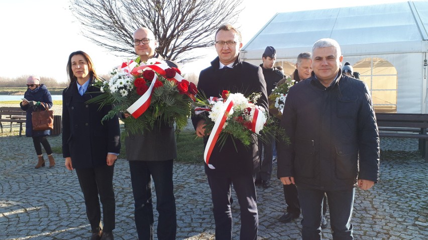 W Sandomierzu upamiętniono 152 rocznicę urodzin Marszałka Józefa Piłsudskiego. Przed pamiątkową tablicą złożono kwiaty (ZDJĘCIA)