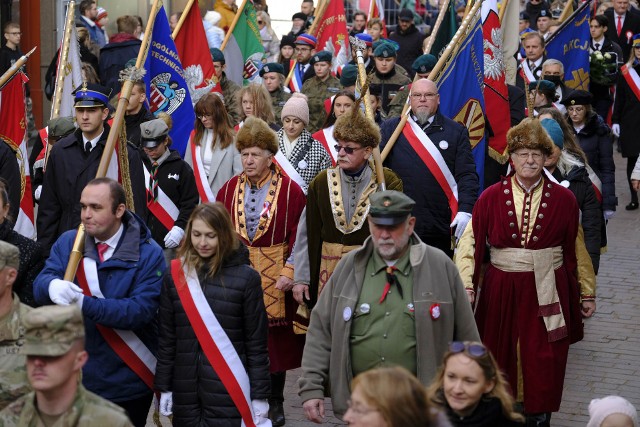 Ulicami Torunia przeszedł dziś (11.11) patriotyczny marsz z okazji Święta Niepodległości. Zobaczcie zdjęcia!