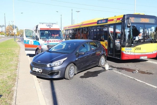 Do groźnego wypadku doszło w sobotę ok. godz. 13 na ul. Rokicińskiej na Janowie. Alfa romeo zderzyła się z mitsubishi. Jedna osoba została ranna. Z ustaleń policji wynika, że 45-letnia kierująca alfy romeo podczas manewru zmiany pasa nie przepuściła samochodu marki mitsubishi. Alfa jechała ul. Rokicińską w kierunku A1. Przed skrzyżowaniem z ul. Hetmańską kobieta chciała zmienić pas (z lewego na prawy) i nie ustapiła pierwszeństwa mitsubishi. Pojazdy zderzyły się. Mitsubishi uderzył jeszcze w słup. Jego kierowca, 52-latek, z ogólnymi obrażeniami tarfił do szpitala.