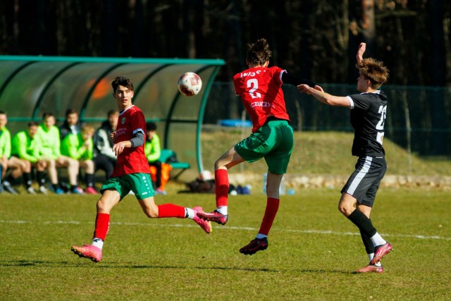 Piłkarze z Grabówki (ciemniejsze stroje) zremisowali 1:1 z Wissą Szczuczyn