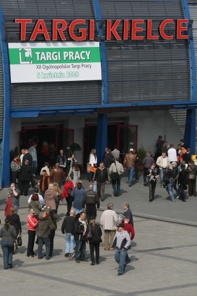 Kilka tysięcy osób "zaproszonych&#8221; przez urzędy pracy, studentów i poszukujący zatrudnienia odwiedziło Targi Kielce.