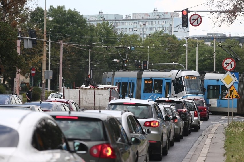 Dramat na Borowskiej. Korek ma półtora kilometra. Ludzie wysiadają z tramwajów