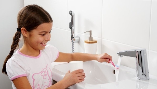 Dziecko myjące zębyOszczędzania wody najtrudniej nauczyć dzieci.