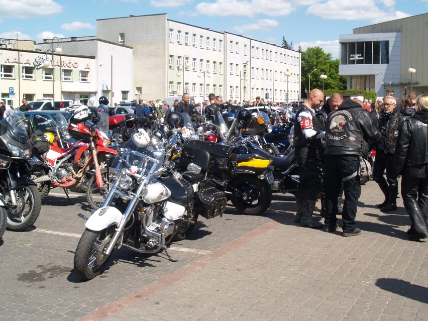 650 motocykli na 650-lecie Ostrołęki. Parada motocykli, impreza przy Kupcu oraz 5. urodziny motocyklowego klubu Galloping Bulls, 3.06.2023