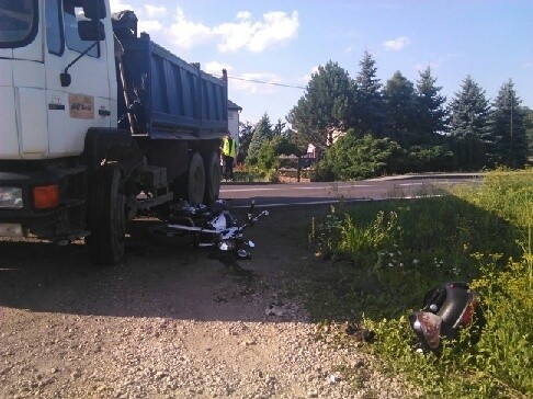 Gorzów. Motocyklista wbił się w ciężarówkę. Przeżył [ZDJĘCIA]