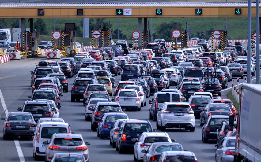 Korki przed bramkami na wjeździe na autostradę A1 w Rusocinie, 21.07.2018