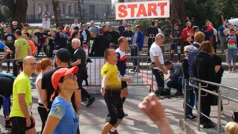 Brzeszcze. Rekordowa liczba uczestników wystartowała w dziewiątej edycji Biegu o Złote Gacie [ZDJĘCIA]