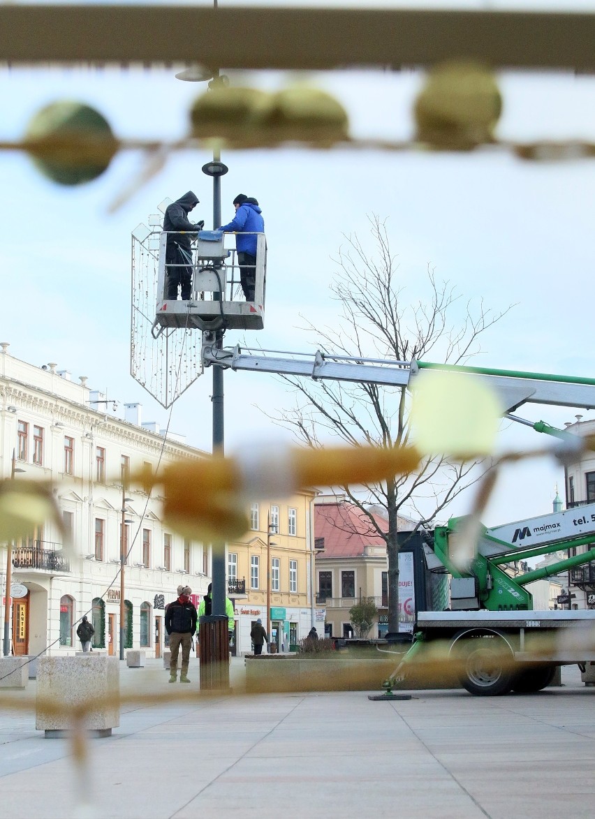 Latarnie i drzewa rozbłysną na święta. Trwa instalacja dekoracji w Lublinie. Zobacz zdjęcia 
