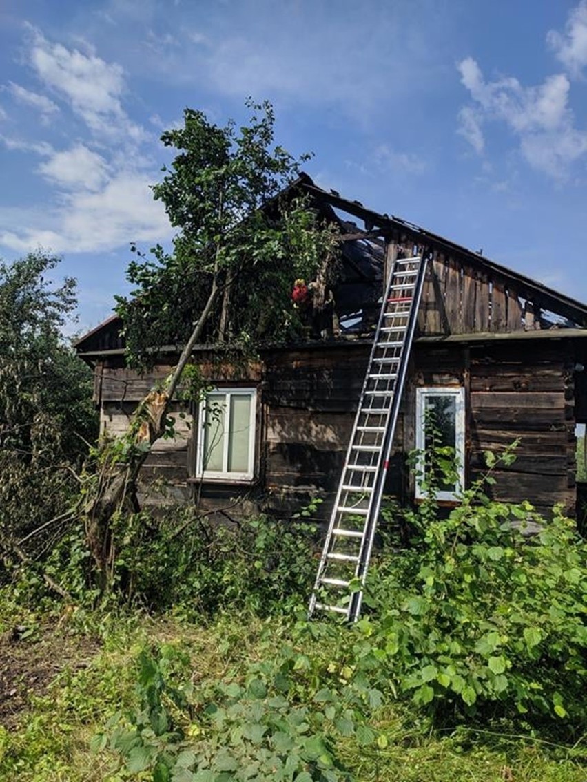 Powiat opolski: W dach uderzył piorun. Drewniany dom stanął w płomieniach 