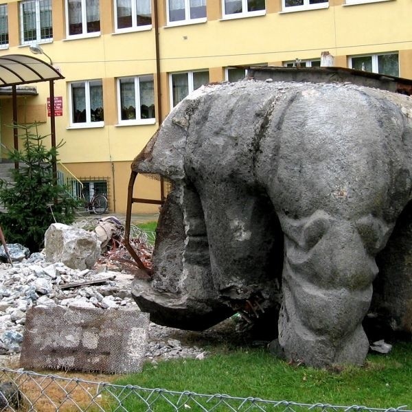 Pomnik kruszał i inspektor wydał na niego wyrok. Po kilku dniach pozostał po nim tylko betonowy ślad na szkolnym podwórku.